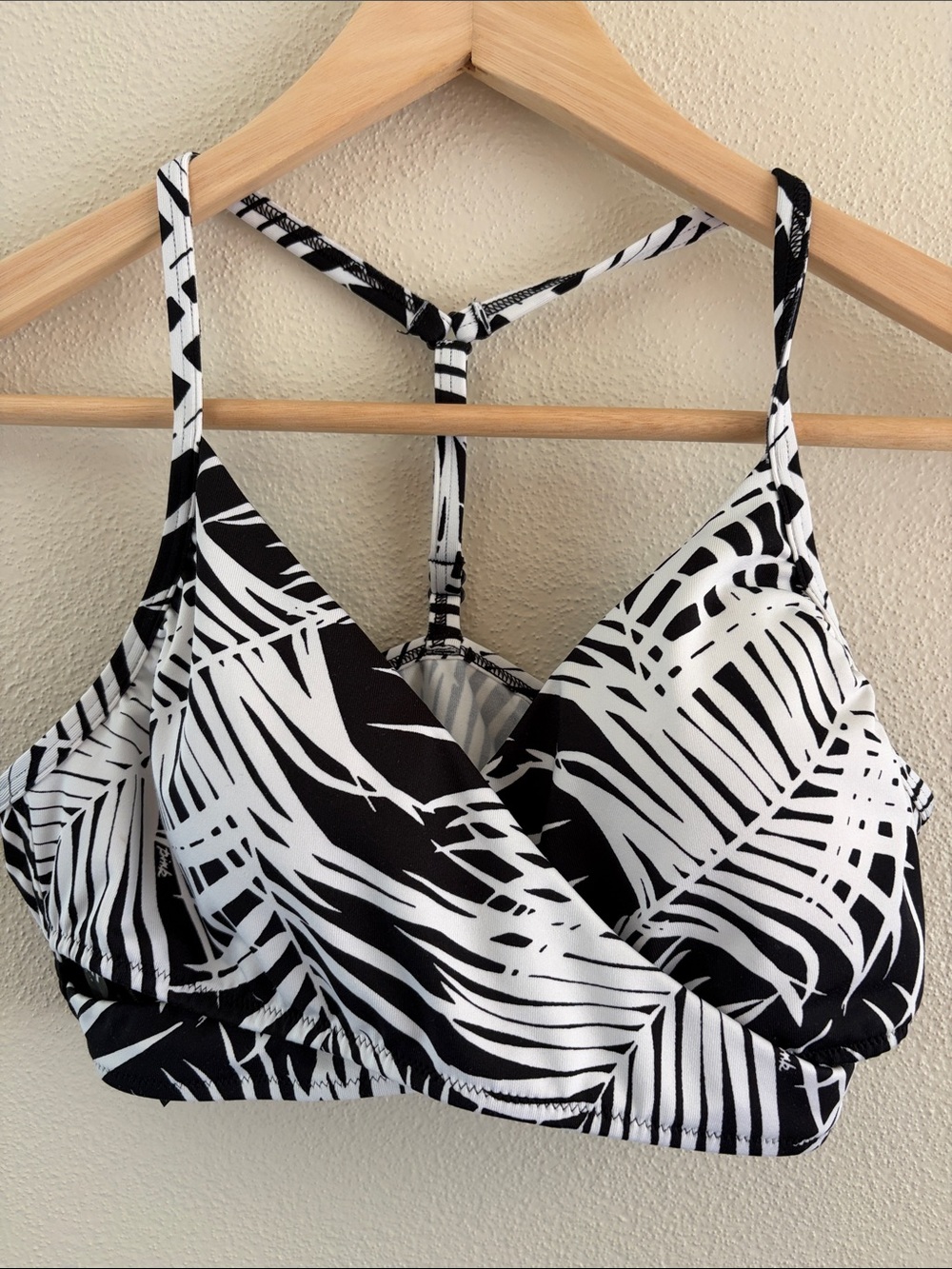 PINK Victorias Secret  sport ultimate lightly lined bra size medium